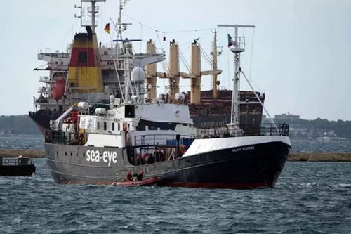 Barco con bandera alemana rescata a 133 migrantes en Mediterráneo