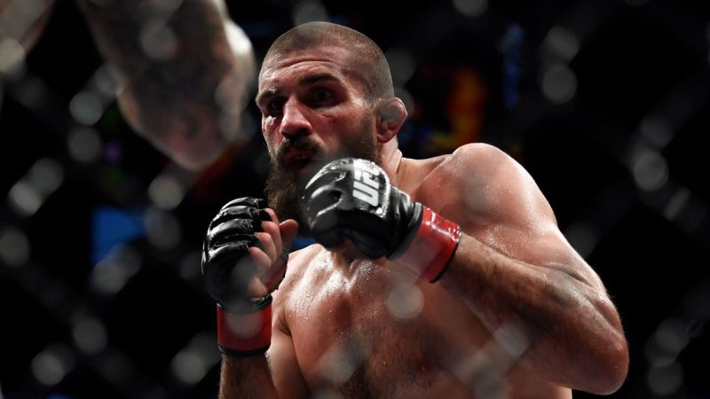 Peleador de la UFC se arregla la nariz rota en plena lucha Washington. Agencia