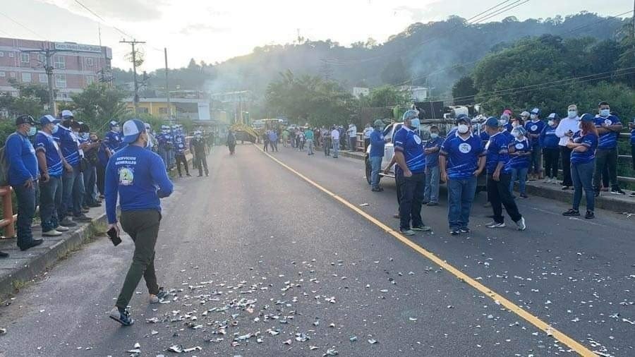 Trabajadores de alcaldías de El Salvador bloquean vías en reclamo por fondos retenidos San Salvador. Sputnik
