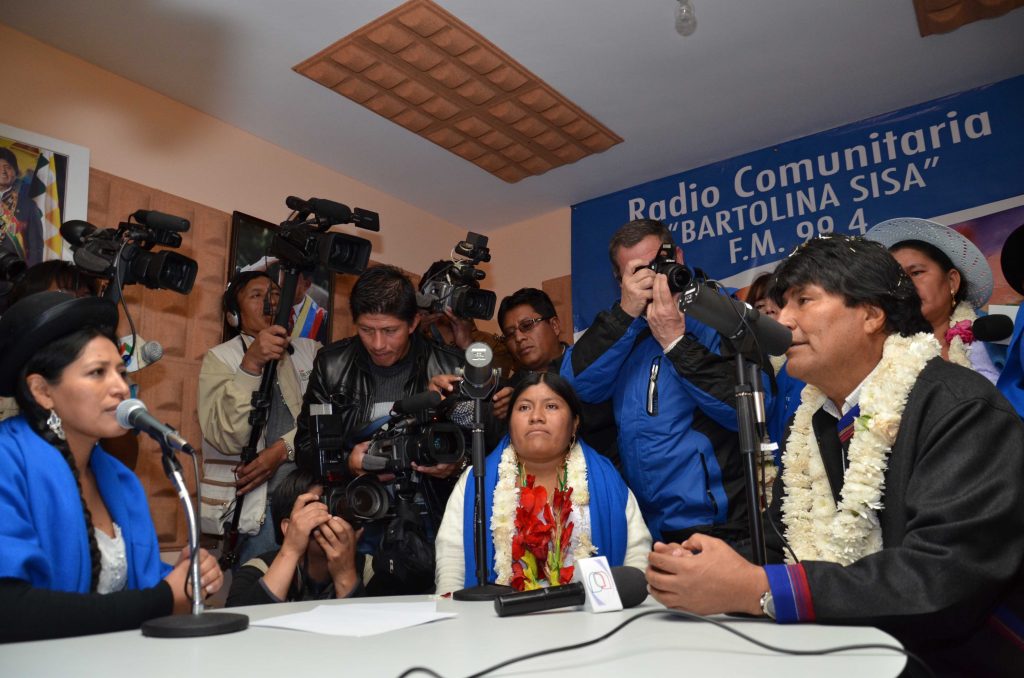 Guerreros digitales y radios comunitarias, claves en la victoria en Bolivia Por Sebastián Ochoa | Sputnik, Rusia