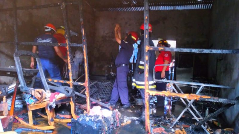 Incendio arrasa con una vivienda en Chinandega Managua. Radio La Primerísima