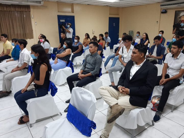 Jóvenes concluyen curso en Centro Tecnológico Hugo Chávez Managua. Por Jaime Mejía/Radio La Primerísima
