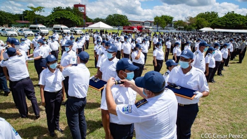 Condecoración y ascensos en grados a 170 hombres y mujeres del MIGOB Managua. Radio La Primerísima