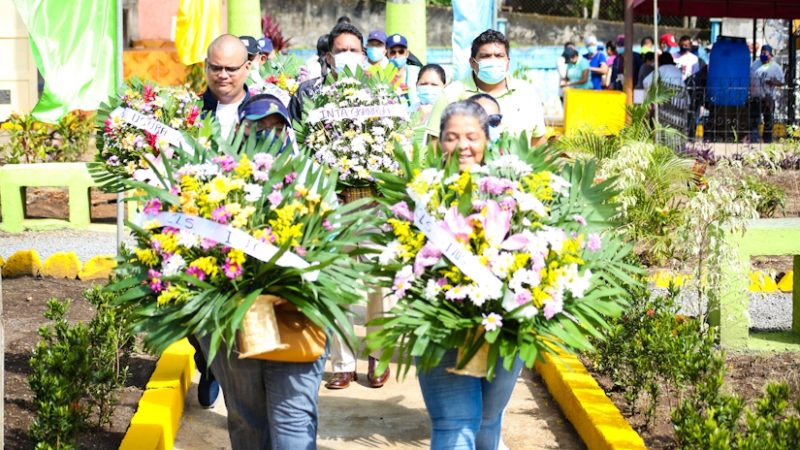 Ofrendas florales al comandante Pedro Aráuz Palacios en cementerio de Diriomo Managua. Radio La Primerísima.