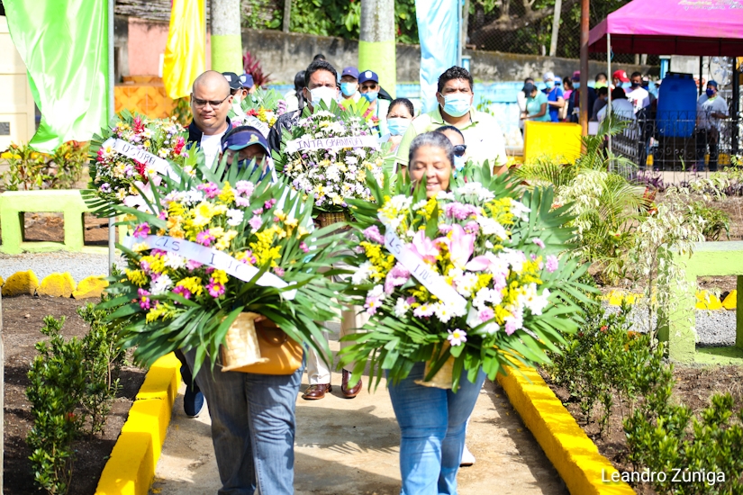 Ofrendas florales al comandante Pedro Aráuz Palacios en cementerio de Diriomo Managua. Radio La Primerísima.
