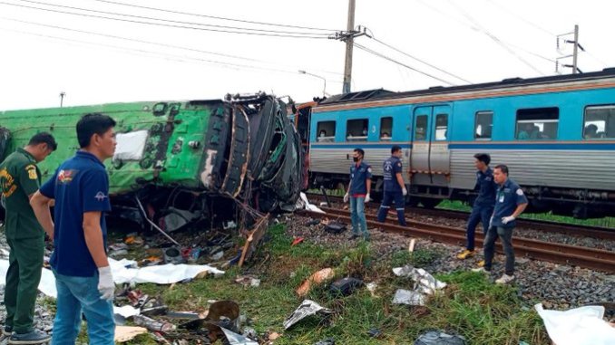 Choque entre autobús y tren deja 18 muertos en Tailandia Bankok. Agencias.