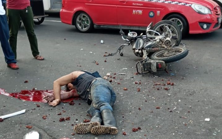 Motociclista pierde la vida al ser arrollado por taxi en Managua