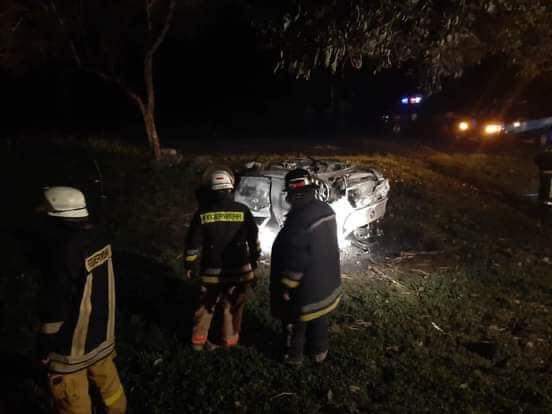 Mueren dos personas en Telica, taxi se incendia tras estrellarse contra un árbol Managua. Radio La Primerísima.