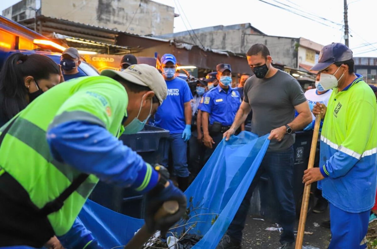 Inicia recogida de basura acumulada en San Salvador por bloqueo San Salvador. Prensa Latina