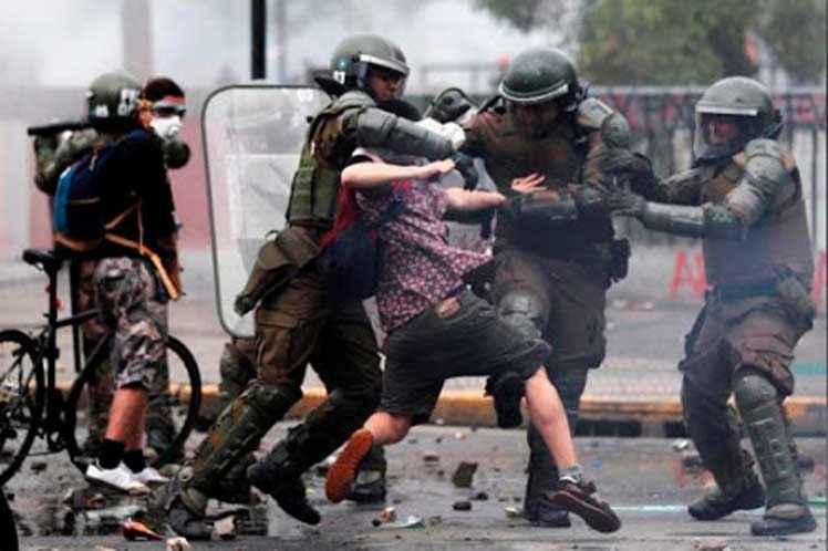 Un fallecido y casi 600 detenidos durante violentos disturbios en Chile Santiago de Chile. Prensa Latina