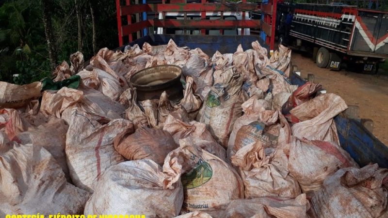Ejército ocupa camiones por traslado ilegal de broza mineral Managua. Radio La Primerísima