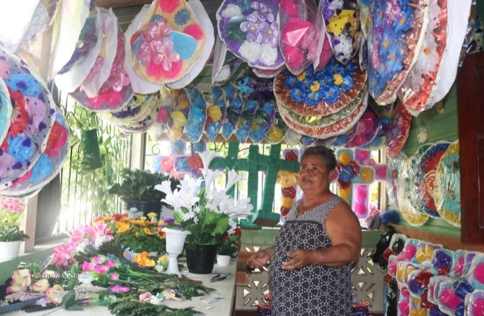 Emprendedores ofertan flores plásticas para embellecer cementerios Managua. Radio La Primerísima