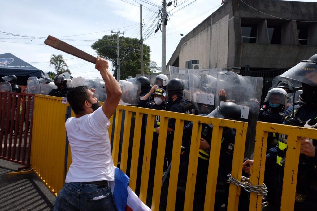 Policía tica dispersa manifestación que protestaba por pacto con FMI San José. Agencias