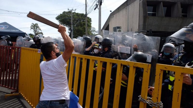 Policía tica dispersa manifestación que protestaba por pacto con FMI San José. Agencias
