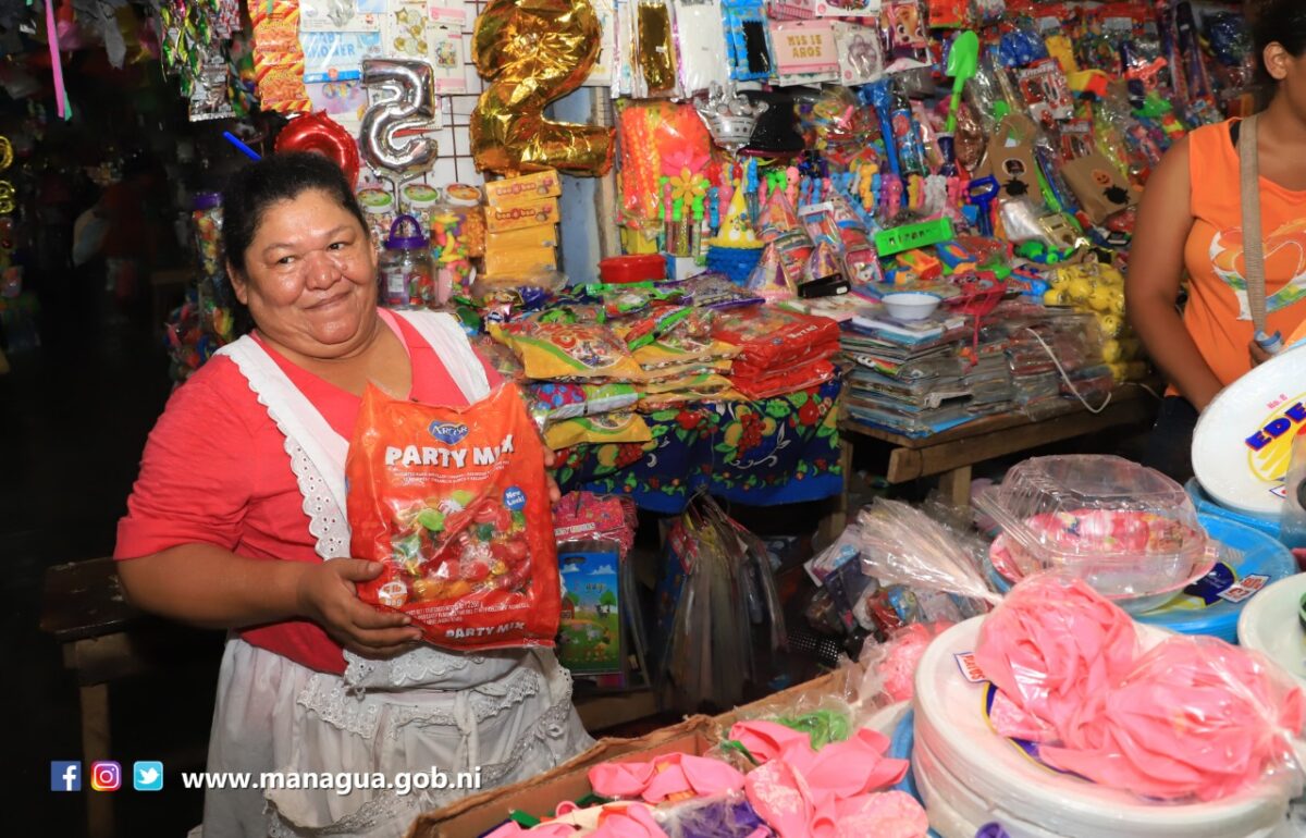 Comerciantes del mercado Huembes en feria de descuentos Managua. Radio La Primerísima