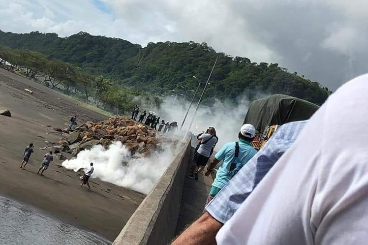 Reprimen a manifestantes en Costa Rica