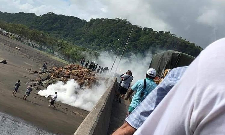 Reprimen a manifestantes en Costa Rica