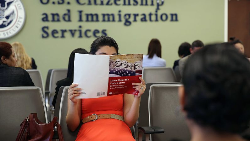 Servicio de migración de EEUU no aplicará por ahora el aumento de tarifas que tenía previsto Washington. Agencia EFE