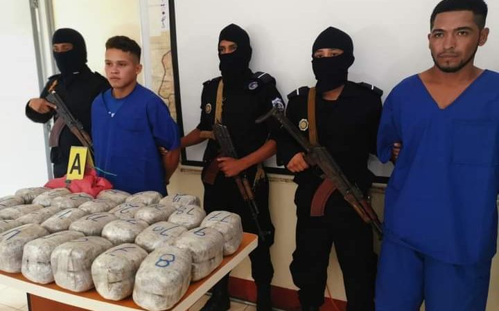 Capturan a muleros con 54 libras de marihuana Managua. Radio La Primerísima