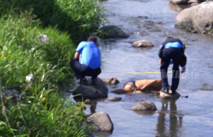 Policía investiga causas de muerte de desconocido en Río Grande Managua. Radio La Primerísima
