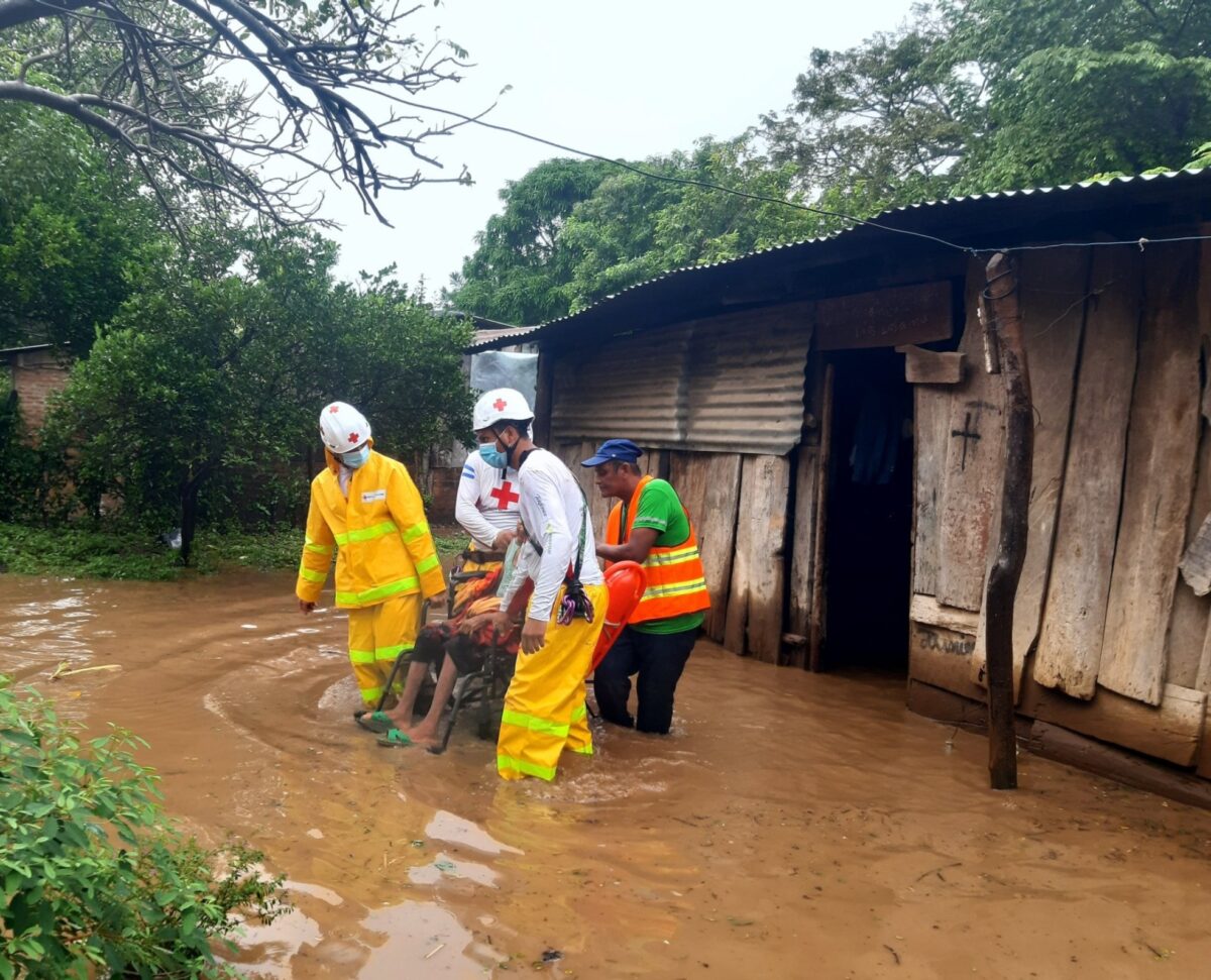 Evacuan a familias de Ochomogo y Tola por desborde de ríos Managua. Radio La Primerísima