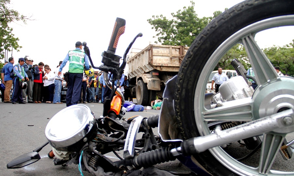 Motociclista muere al impactar contra vehículo en Managua Managua. Radio La Primerísima