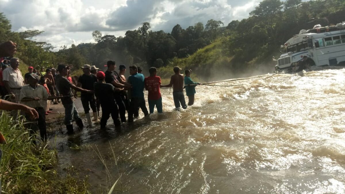 Casi mueren 60 pasajeros de un bus al atravesar un río Jinotega. Radio La Primerísima
