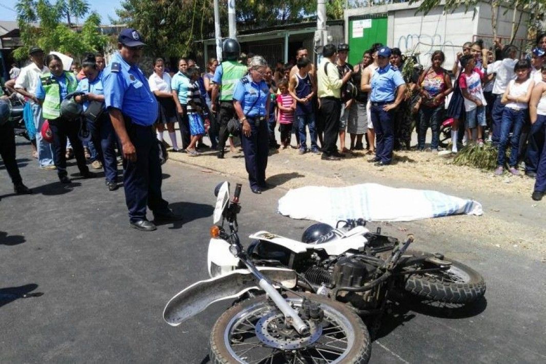 Motorizado pierde la vida al impactar contra un autobús Managua. Radio La Primerísima