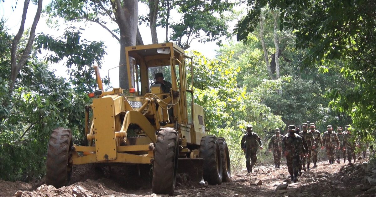 Ejército participa en rehabilitación de caminos afectados por huracanes Managua. Radio La Primerísima