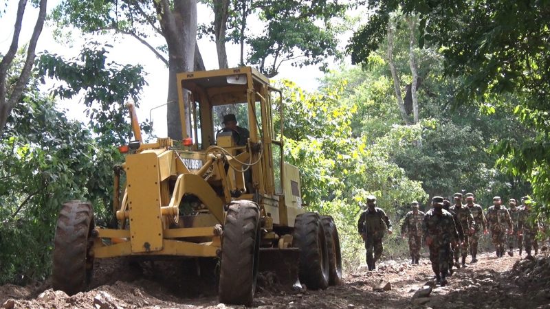 Ejército participa en rehabilitación de caminos afectados por huracanes Managua. Radio La Primerísima