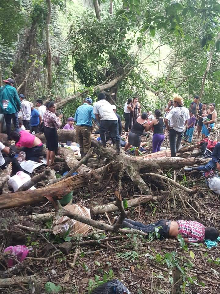 Siete niños y 12 adultos mueren al caer camión en un precipicio en Waslala Managua. Radio La Primerísima