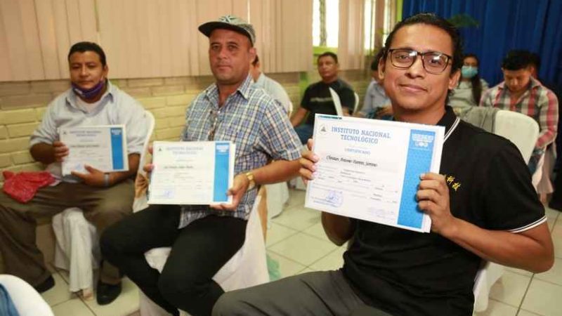 Docentes finalizan cursos de capacitación en el Tecnológico Simón Bolívar Managua. Radio La Primerísima