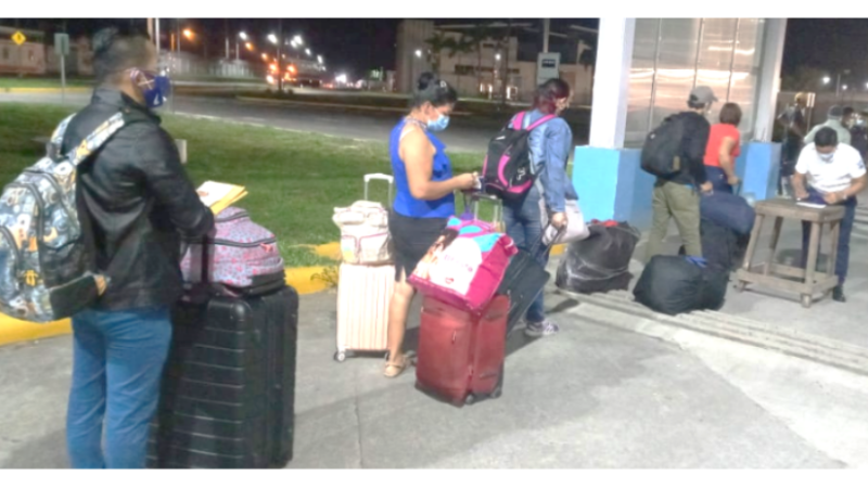 Regresan de Panamá 22 nicaragüenses Managua. Radio La Primerísima