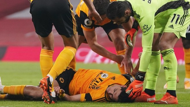 Raúl Jiménez sufre coque de cabezas durante partido ESPN