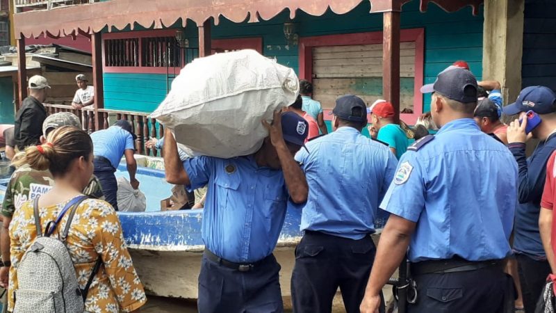 Policía apoya entrega de víveres y medicamentos Managua. Por Jerson Dumas/Radio La Primerísima