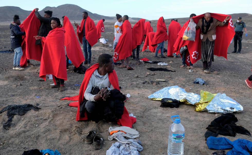 Desmantelan campamento de migrantes en Islas Canarias Agencia