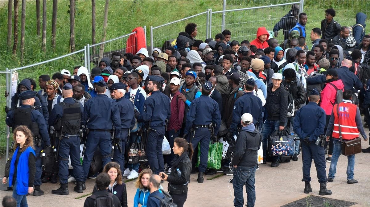 Solicitan investigar a policías que desalojaron a migrantes en Francia Agencia