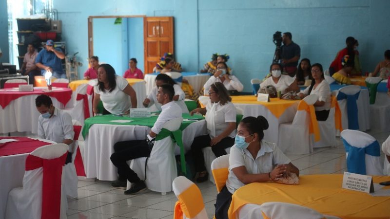 Estudiantes normalistas culminan curso básico de lenguaje de señas Managua. Radio La Primerísima