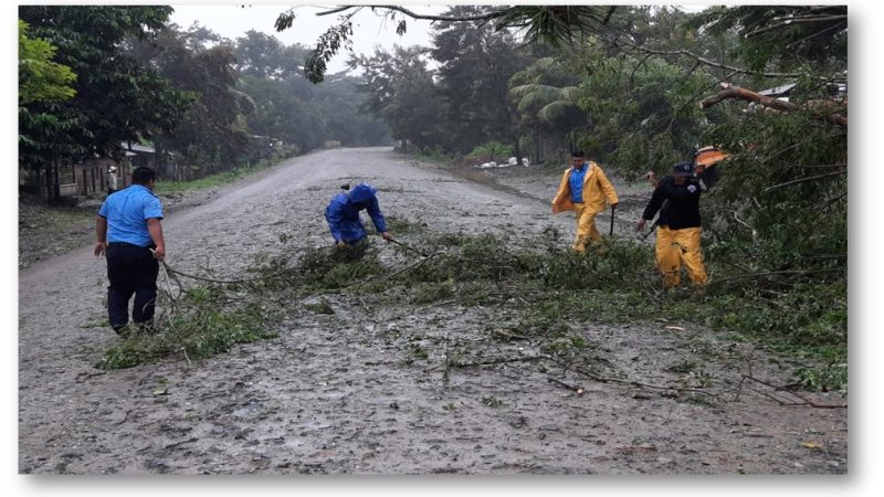 Policía vigila carreteras para evitar accidentes ante lluvias Managua. Por Jerson Dumas/Radio La Primerísima