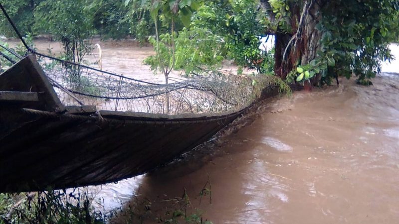 Corrientes del Río Coco arrastran puente Wamblán Managua. Radio La Primerísima