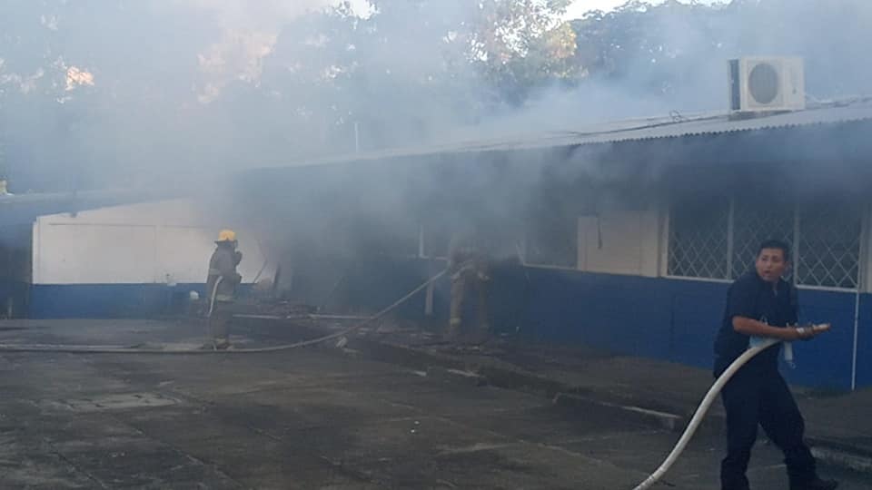 Incendio deja cuantiosos daños materiales en Colegio Experimental México Managua. Radio La Primerísima