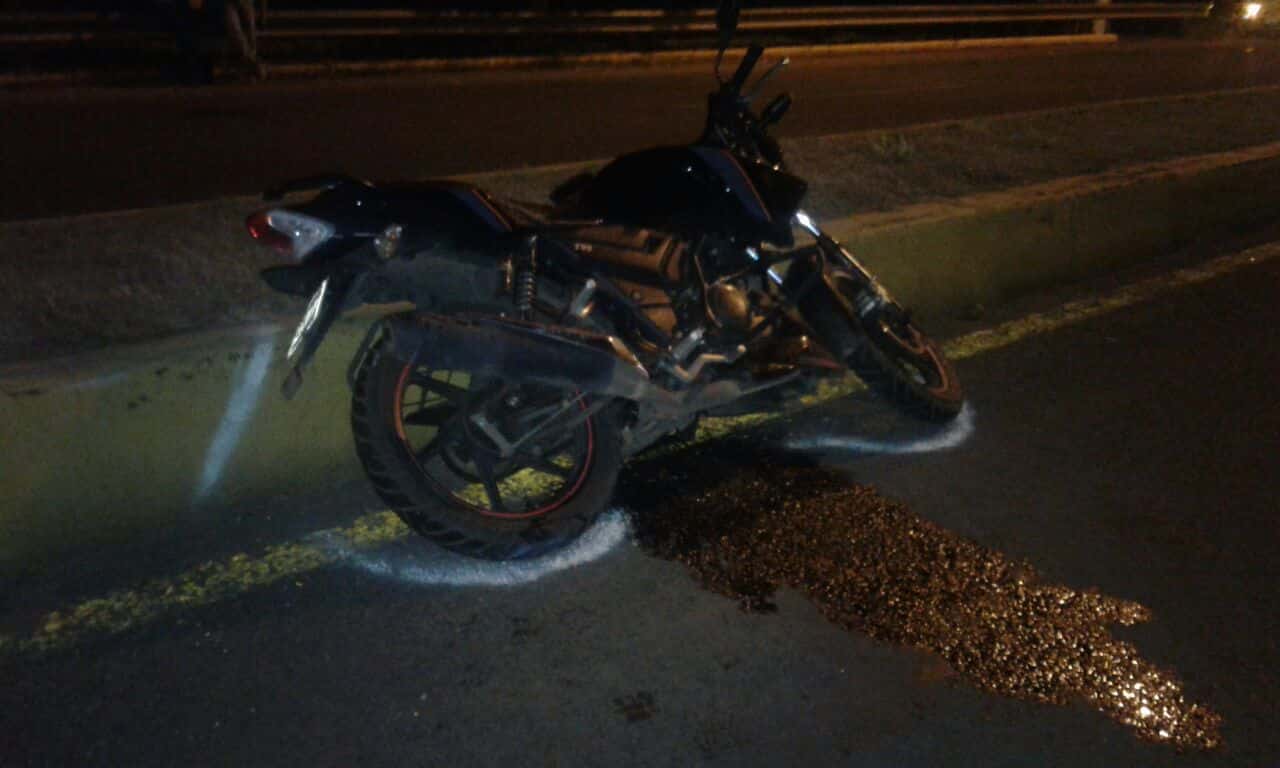 Motociclista de 19 años pierde la vida al estrellarse contra un carro en León Managua. Radio La Primerísima 