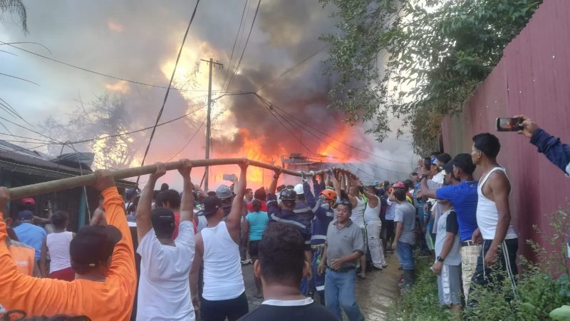 Incendio reduce a cenizas dos viviendas en Bonanza Managua. Radio La Primerísima