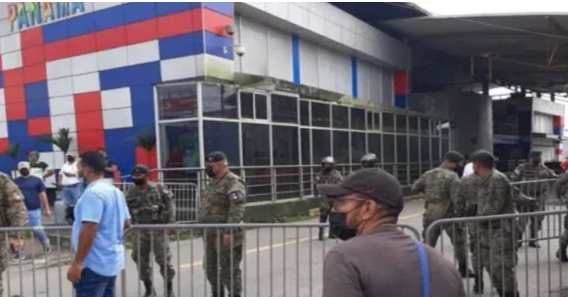 80 ticos son desalojados de tienda en Panamá Agencia