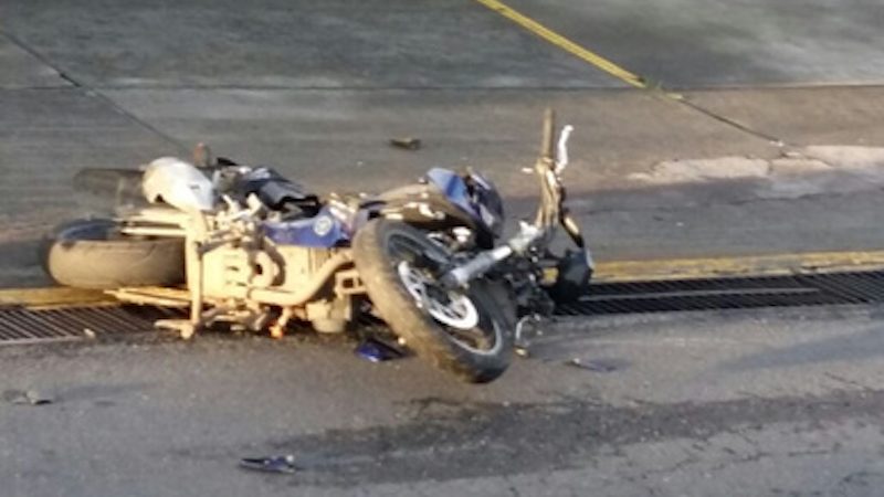 Motociclista muere al estrellarse contra poste en Masaya Managua. Radio La Primerísima