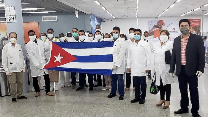 Calurosa bienvenida a médicos cubanos en Honduras Tegucigalpa. Por Dick & Miriam Emanuelsson-Hueso/Radio La Primerísima