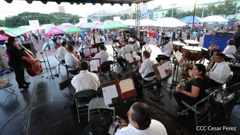 Feria navideña en la Plaza 22 de Agosto Managua. Radio La Primerísima