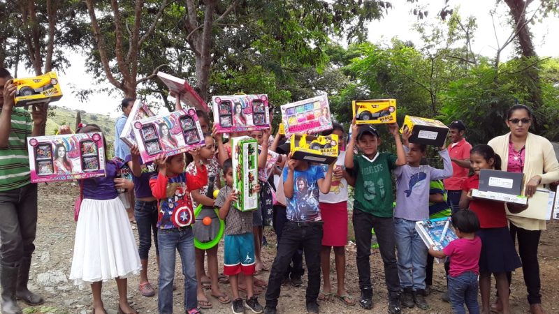 Entrega de juguetes continúa llevando alegría a los más pequeños del hogar Managua. Radio La Primerísima