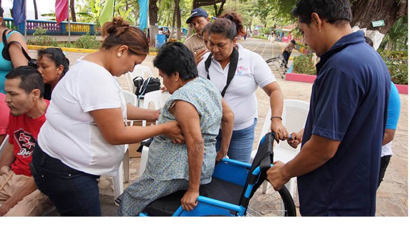 Programa Todos Con Voz entrega sillas de ruedas en Nandaime Managua. Radio La Primerísima