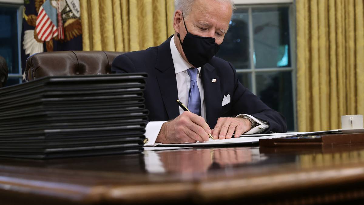 Biden suspende por 100 días deportación de migrantes Agencia